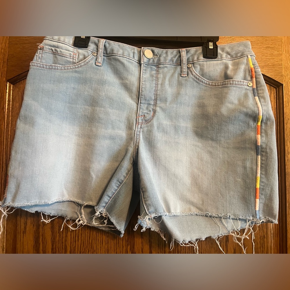 Seven7 Blue Jean Shorts Light Wash Distressed Mid-Thigh